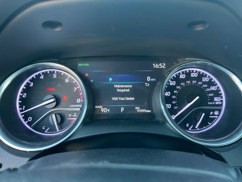 Used 2020 Toyota Camry SE w/ Cold Weather Package image 14