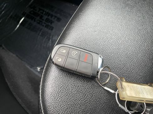 Used 2025 Jeep Compass Limited image 28