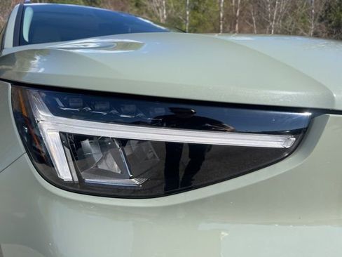 Used 2025 Volvo XC40 B5 Plus image 13