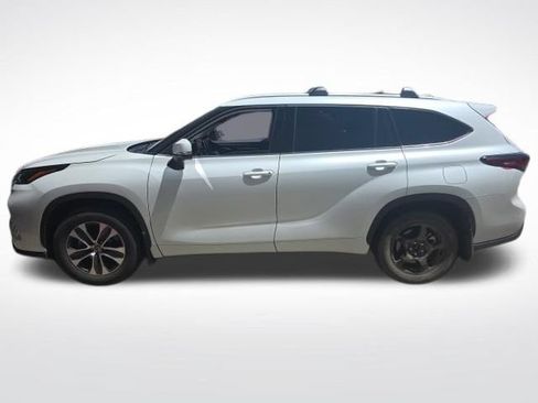 Used 2022 Toyota Highlander XLE AWD/4WD image 3