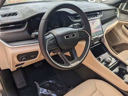 New 2025 Jeep Grand Cherokee Limited image 9