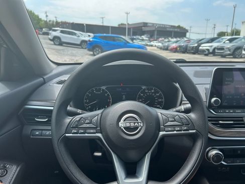 Used 2025 Nissan Altima 2.5 SV FWD image 29