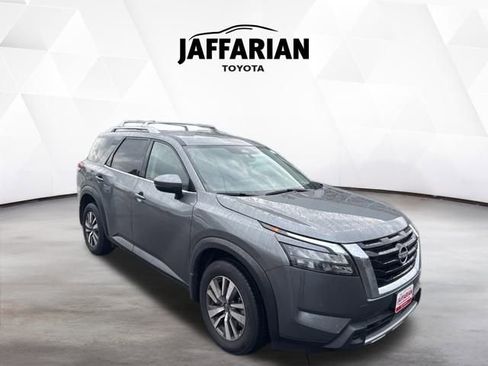 Used 2025 Nissan Pathfinder SL image 1