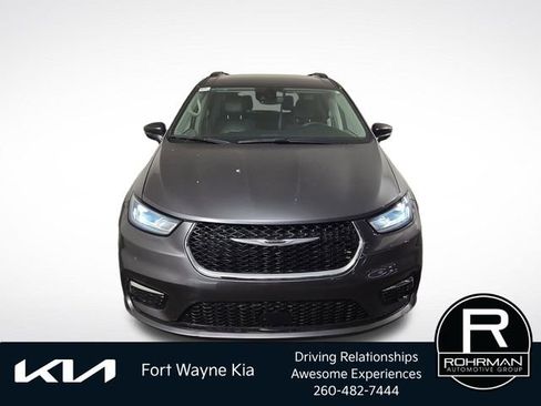 Used 2022 Chrysler Pacifica Touring-L FWD image 3