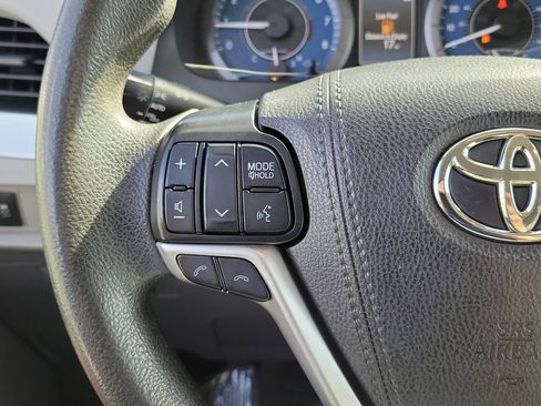Used 2020 Toyota Sienna L w/ Carpet Mat Package FWD image 5