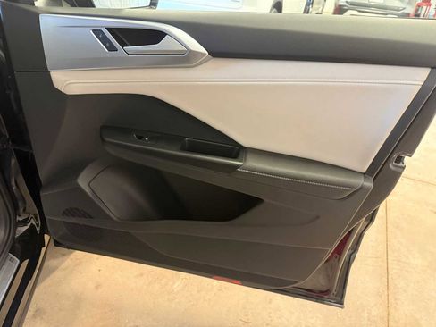Used 2025 Volkswagen Taos SE w/ Panoramic Sunroof Package image 29