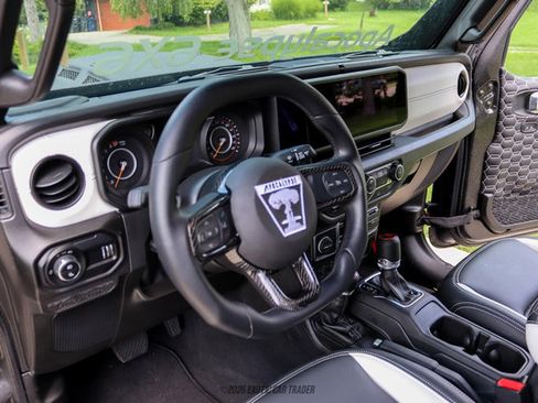 Used 2025 Jeep Gladiator Sport AWD/4WD image 19