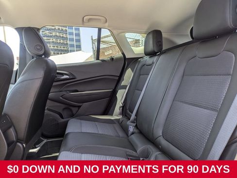 Used 2025 Chevrolet Trax LT w/ LT Convenience Package FWD image 17