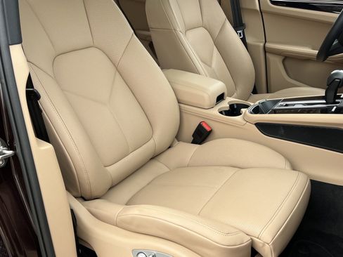 Certified 2025 Porsche Macan image 16