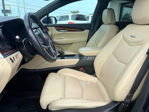 Used 2017 Cadillac XT5 Luxury w/ Driver Awareness Package FWD image 12