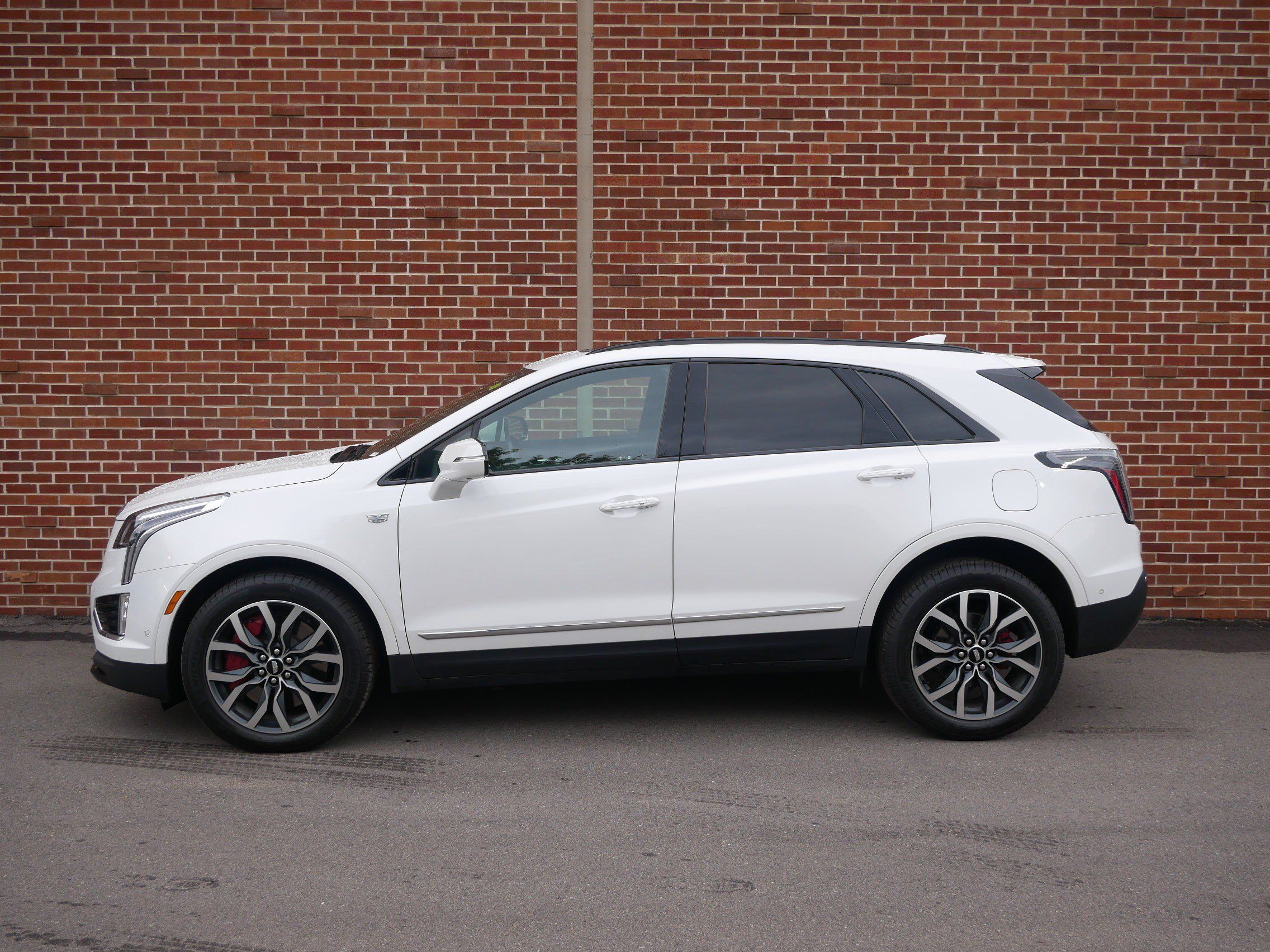 Used 2023 Cadillac XT5 Sportv w/ Technology Package AWD/4WD image 2