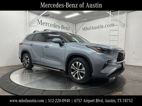 Used 2022 Toyota Highlander XLE AWD/4WD image 1