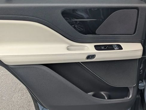Used 2025 Lincoln Aviator 2WD image 19