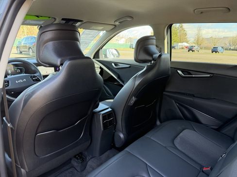 Used 2025 Kia Niro EX image 31
