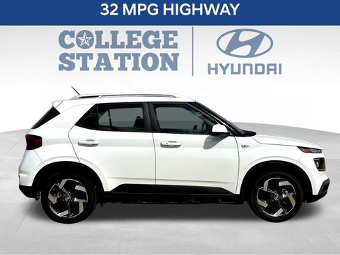 Used 2025 Hyundai Venue SEL FWD image 11