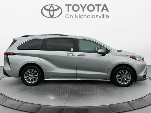 Used 2025 Toyota Sienna XLE image 7