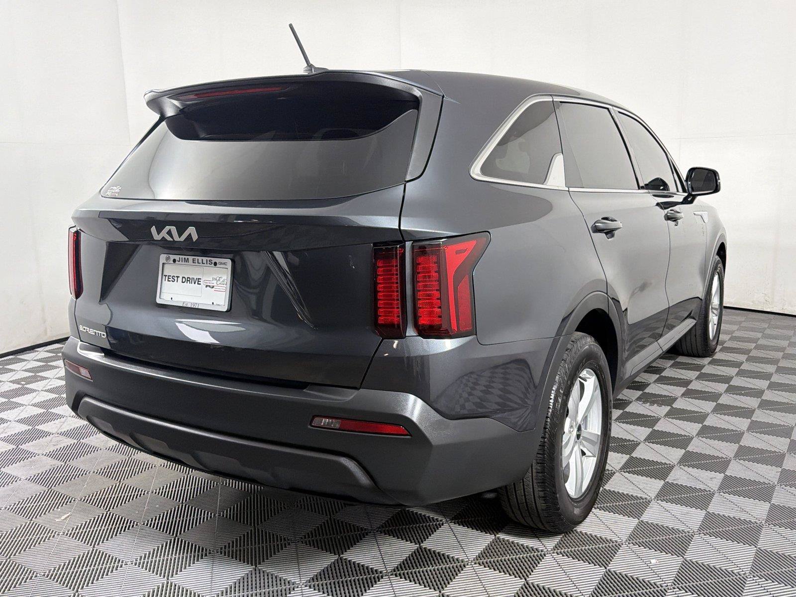 Used 2023 Kia Sorento LX FWD image 6