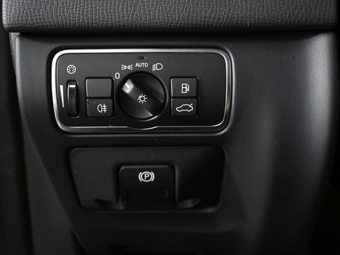 Used 2016 Volvo XC60 T5 Premier w/ Proximity Package FWD image 9