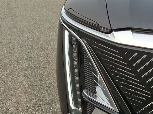 Used 2024 Cadillac Lyriq Luxury AWD/4WD image 9