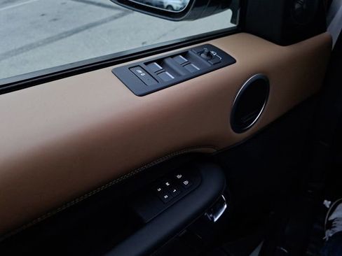 Used 2024 Land Rover Discovery Metropolitan Edition image 21