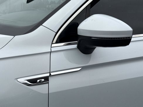 Used 2018 Volkswagen Tiguan SEL Premium w/ R-Line Package image 33