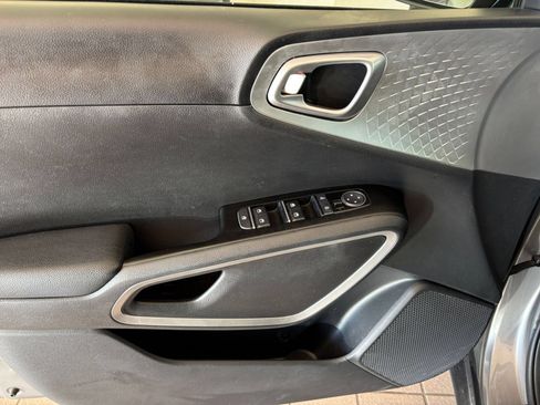 Used 2025 Kia Soul LX w/ LX Technology Package FWD image 18