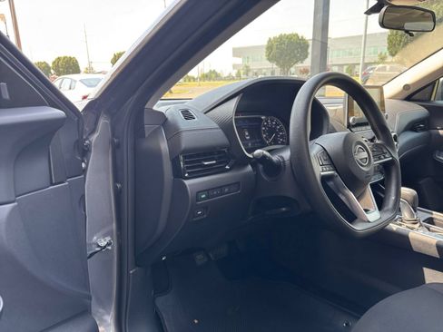 Used 2025 Nissan Sentra SV FWD image 27