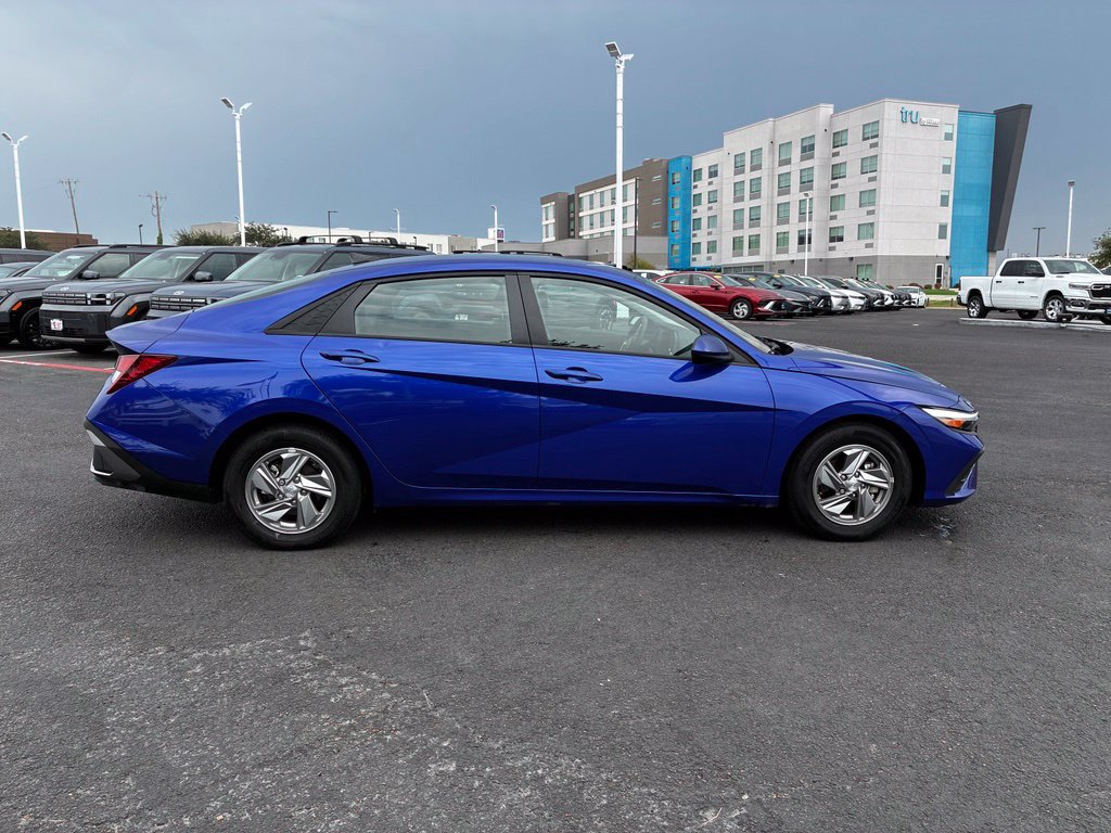 Used 2025 Hyundai Elantra SE FWD image 6