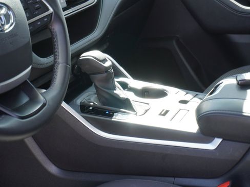 Used 2024 Toyota Highlander LE image 21