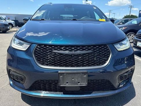 Used 2023 Chrysler Pacifica Touring-L w/ S Appearance Package AWD/4WD image 3
