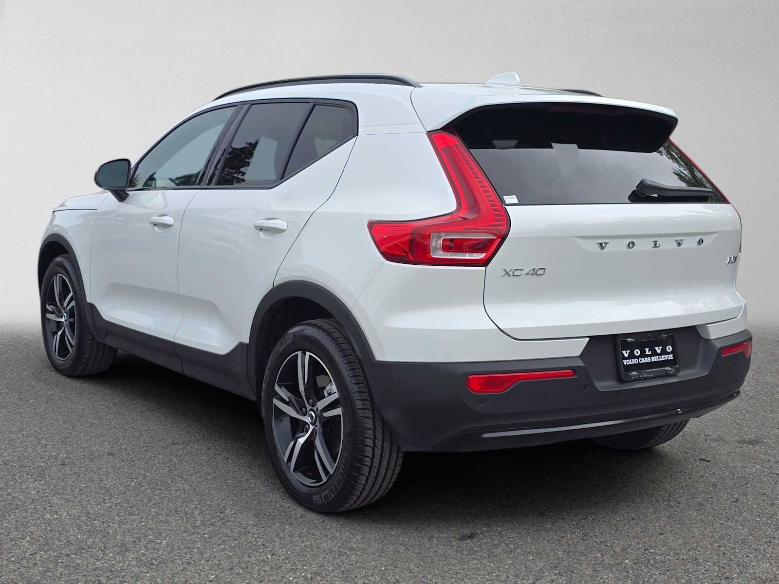Used 2026 Volvo XC40 B5 Core w/ Climate Package AWD/4WD image 5