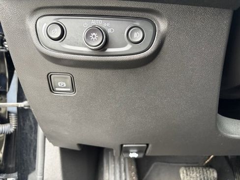 Used 2023 GMC Terrain SLT image 21