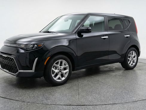 Used 2025 Kia Soul LX w/ LX Technology Package FWD image 3