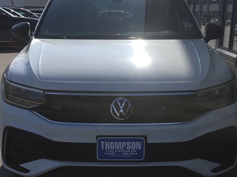 Used 2023 Volkswagen Tiguan SE R-Line AWD/4WD image 2