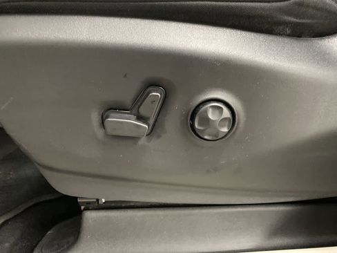 Used 2024 Chrysler Pacifica Touring-L image 13