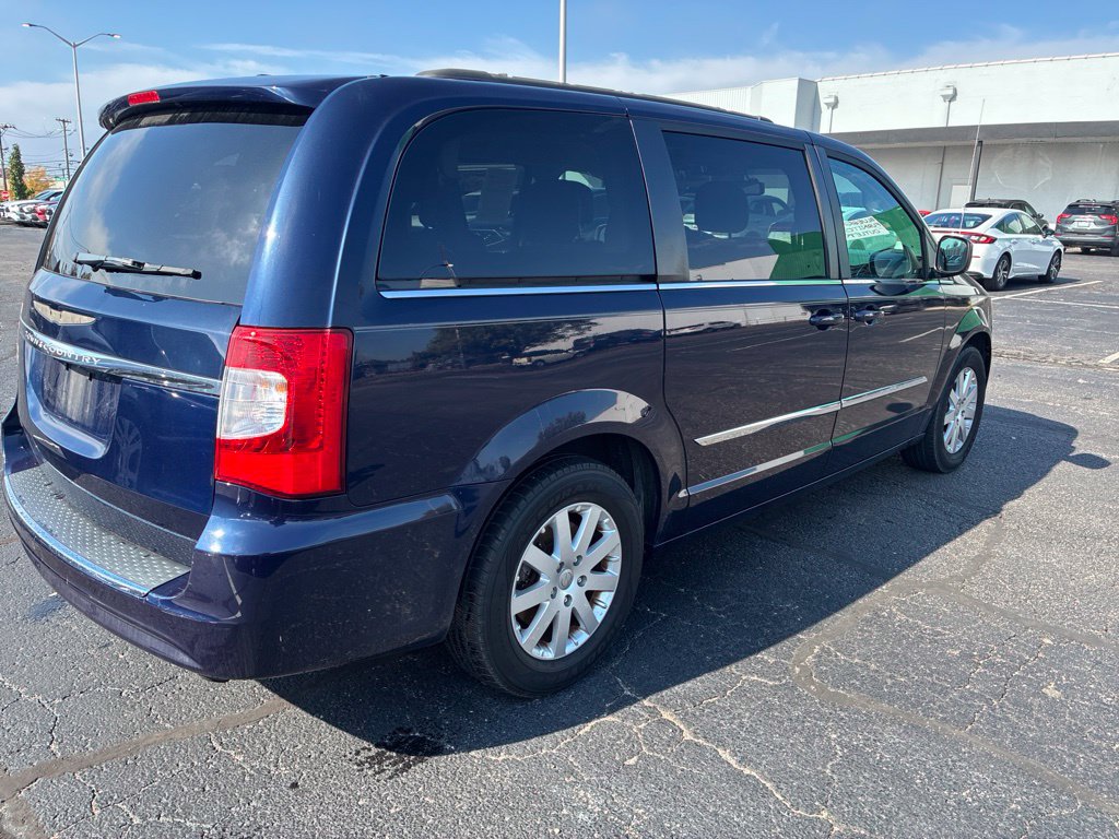 Used 2014 Chrysler Town & Country Touring FWD image 6
