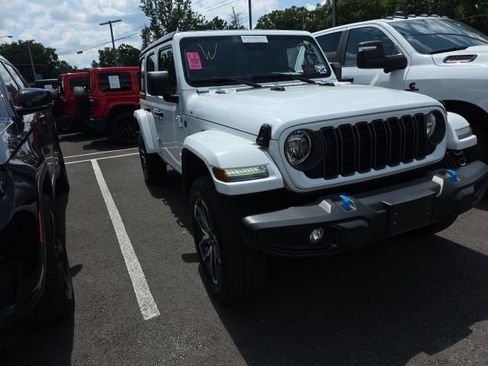 Used 2024 Jeep Wrangler Unlimited w/ Convenience Group AWD/4WD image 3