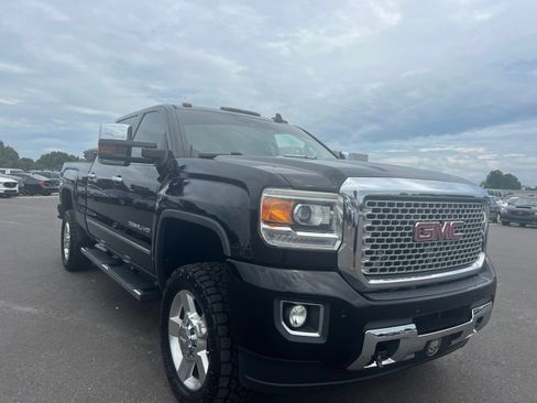 Used 2016 GMC Sierra 2500 Denali w/ Duramax Plus Package AWD/4WD image 7