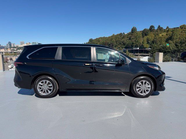 Used 2023 Toyota Sienna LE FWD image 2