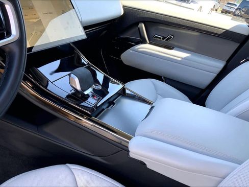 Used 2024 Land Rover Range Rover Sport SE image 16