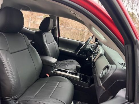 Used 2021 Toyota Tacoma SR5 AWD/4WD image 29