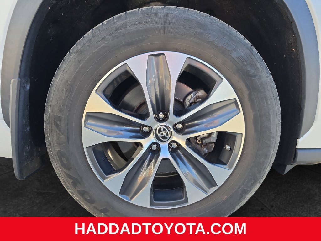 Used 2022 Toyota Highlander XLE AWD/4WD image 15