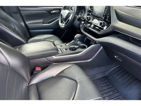 Used 2022 Toyota Highlander XLE FWD image 19