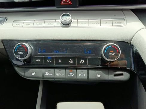 Used 2025 Hyundai Elantra Limited FWD image 4