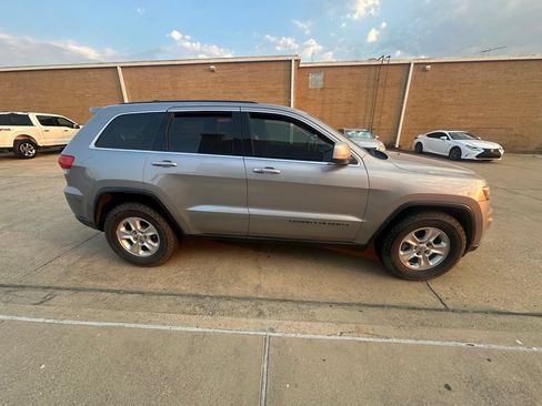 Used 2017 Jeep Grand Cherokee Laredo RWD image 1