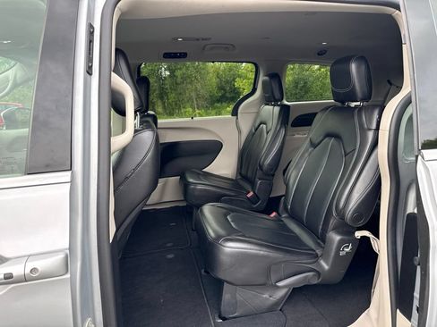 Used 2023 Chrysler Pacifica Touring-L FWD image 20