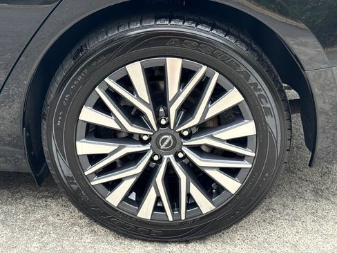 Used 2025 Nissan Altima 2.5 SV FWD image 13