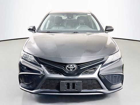 Used 2021 Toyota Camry SE image 2