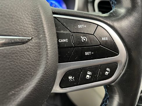 Used 2021 Chrysler Pacifica Touring-L FWD image 57