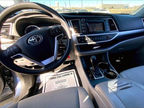 Used 2019 Toyota Highlander LE image 10